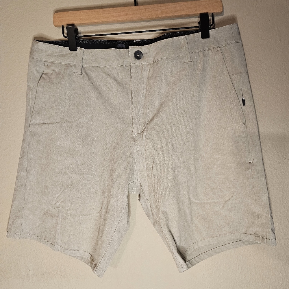 Vuori Aim Shorts in Khaki size 33